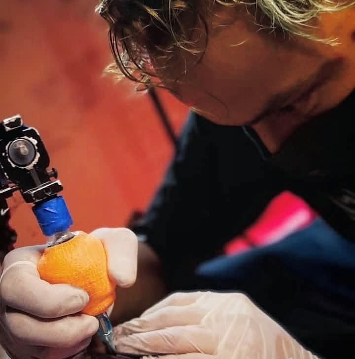 Duran Fester tatuando en La Flaca Tattoo